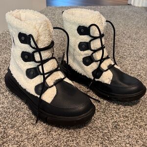 Women’s Sorel Explorer Joan Cozy Boot size 8
Excellent Used Condition